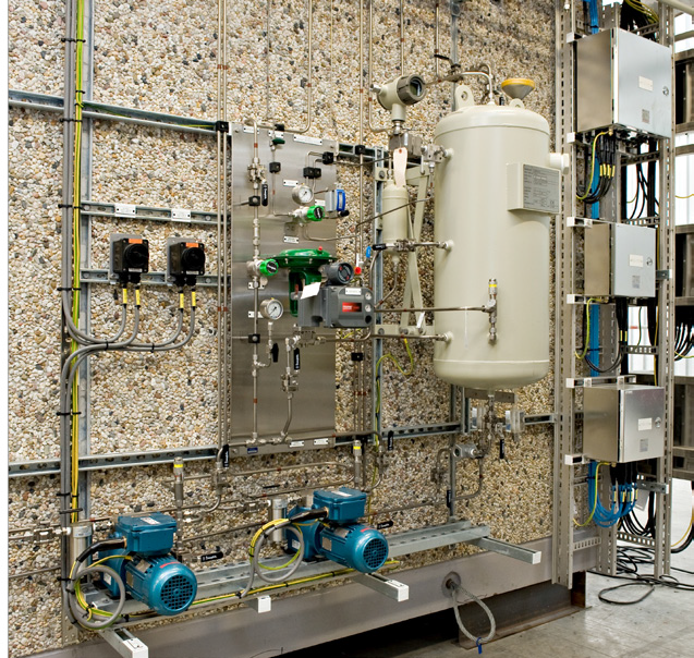 This sample conditioning system sits on the exterior of the analyser house. It features Swagelok variable area flowmeters, stream selector valves, 40 series ball valves, filters, and Swagelok tube fittings.
