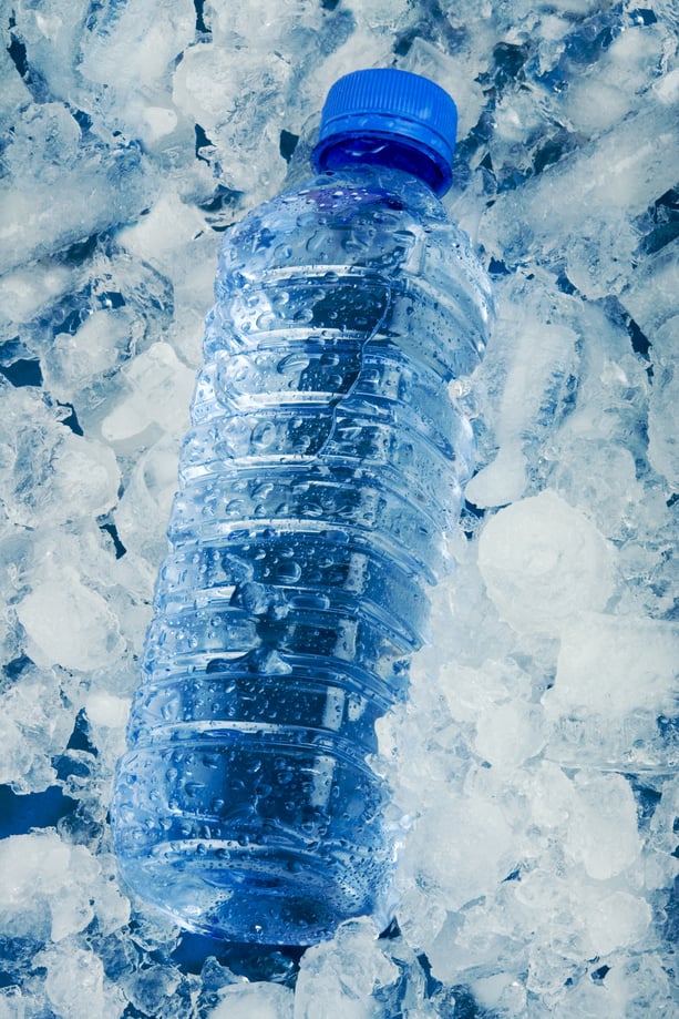 Замороженная вода в бутылке. Бутылка холодной воды. Бутылка воды во льду. Ледяная вода в бутылке.